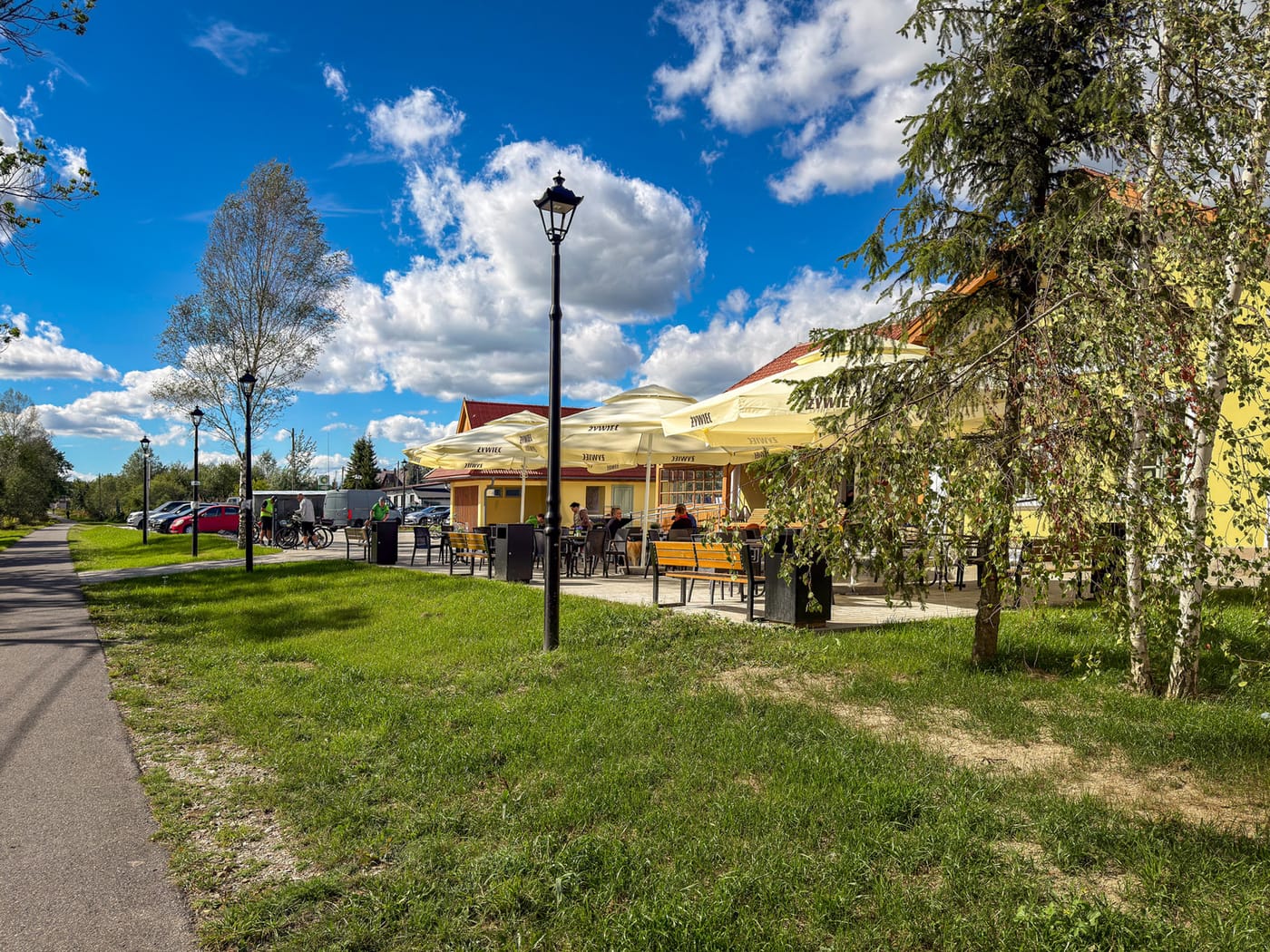 Cycle path running along the Stacja Czarny Dunajec building