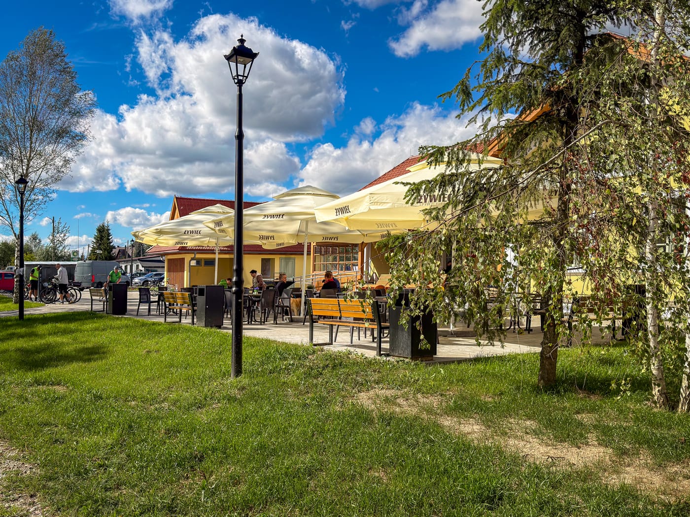 Terrace of Stacja Czarny Dunajec from the other side of the building, by the cycle path