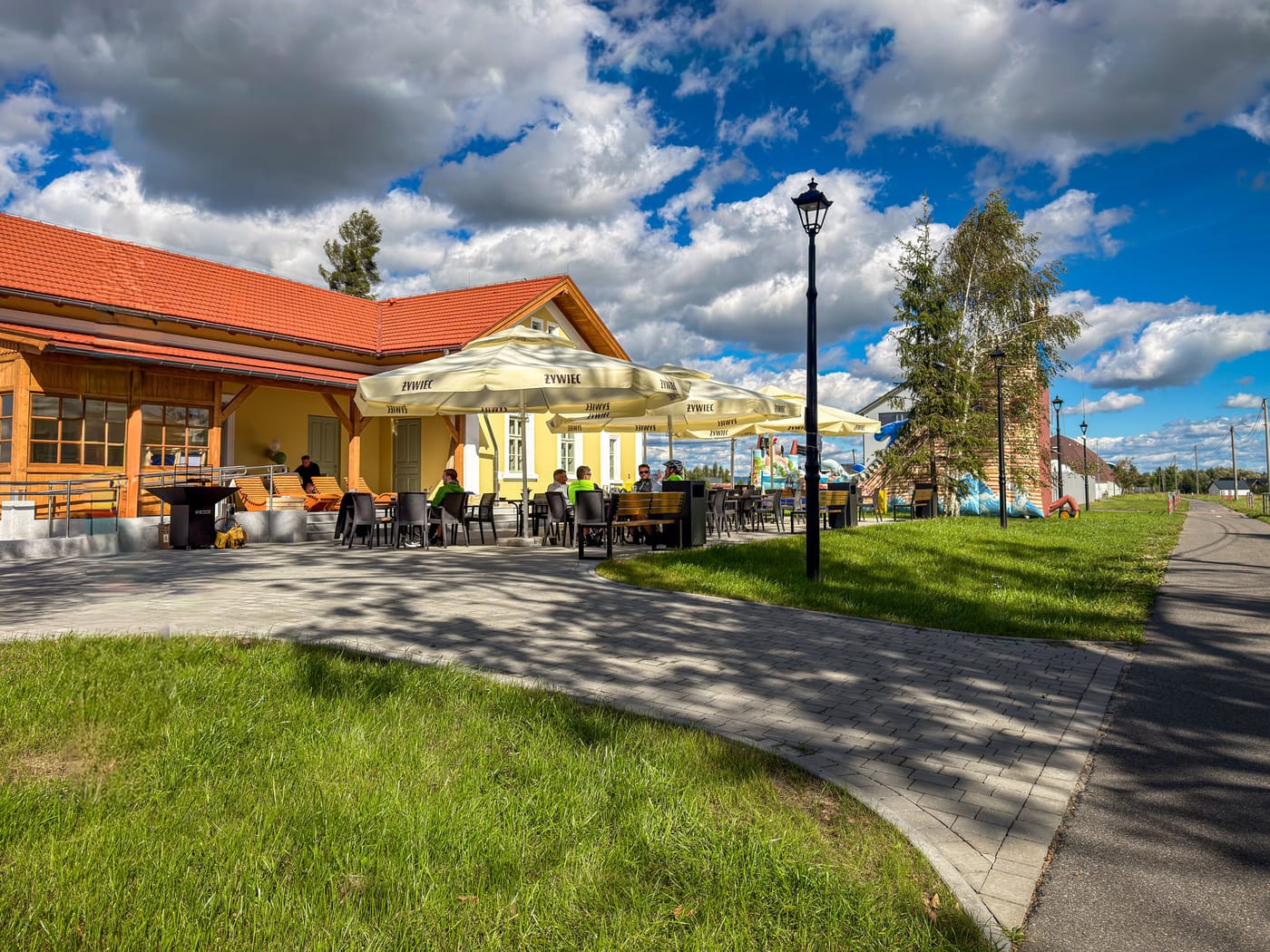 Terrace of Stacja Czarny Dunajec with parasols and guests